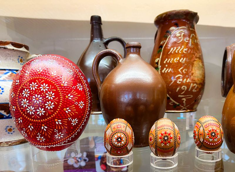 Wenn der Zweck die Form bestimmt - Bäuerliche Gebrauchskeramik und sorbische Ostereier sind in der der neuen Ausstellung im Schloss und Festung Senftenberg